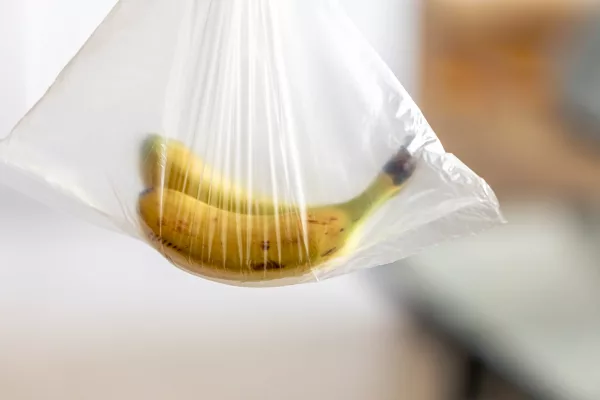 Ripe bananas in a plastic bag, close up. Sachet liasse PEHD - Lot de 1 000 unités